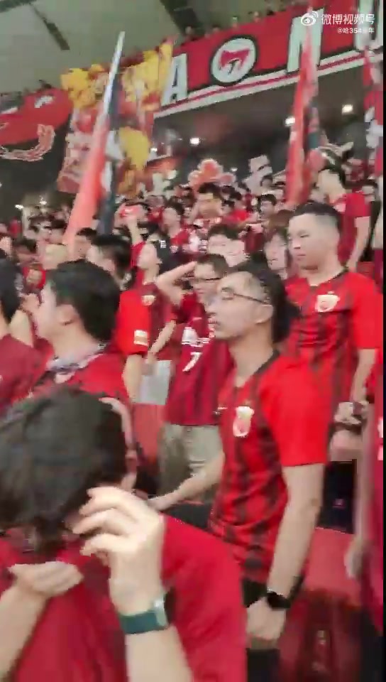 足协杯上海德比看台上烟雾缭绕,媒体人:赛区恐怕要被足协追责