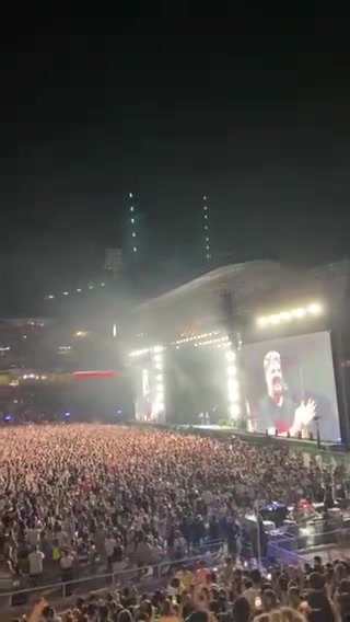 😍化身万人迷!西班牙乐队在演唱会号召六万歌迷合唱致敬亚马尔