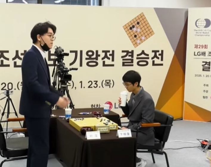 柯洁表示虽然对韩国规则有异议但尊重判决,决胜局将排除干扰
