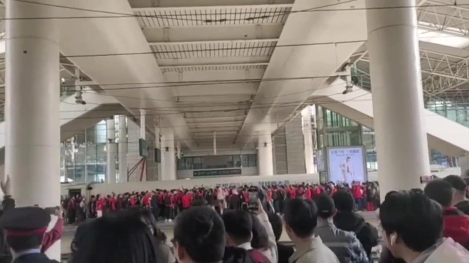 比比谁的气势足！泰山、海港两队球迷抵达温州奥体放声高歌