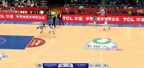 🏀CBA半场：胡明轩单节3记三分轰19+6 威瑟斯庞22分 广东61-60青岛